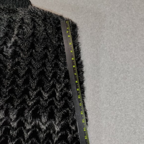 Style VI Faux Fur Vest Womens XL Black Gray Chevron Pattern Toggle Button - Picture 6 of 8